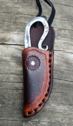Kovaný nožík s koženým pouzdrem